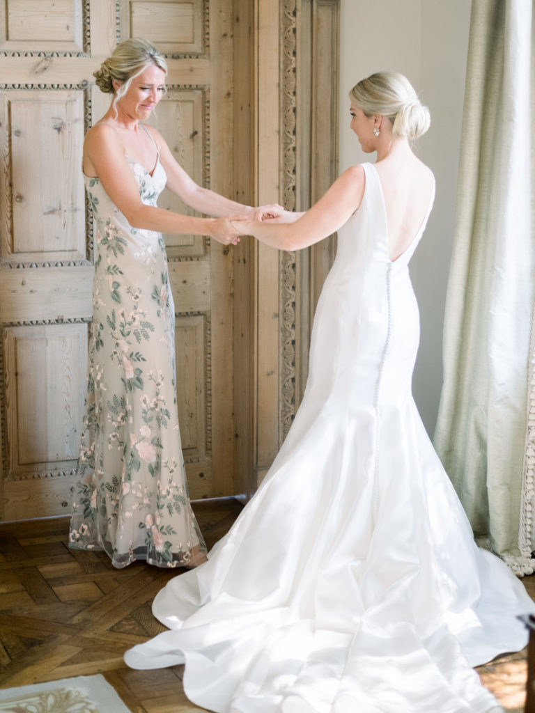 Bride and sister share a moment while getting ready at TPC Jasna Polana