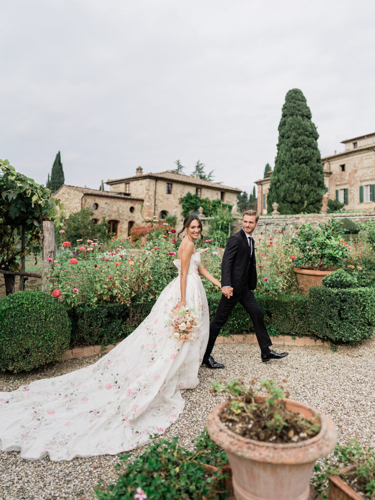 Luxury wedding in Tuscany with a floral Monique Lhuillier gown