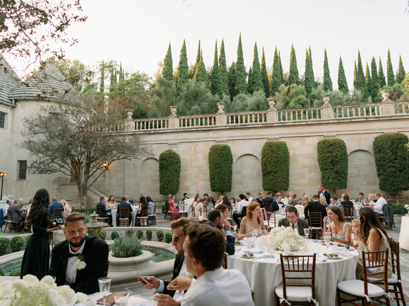 Guests eating dinner al fresco at Greyview Mansion 